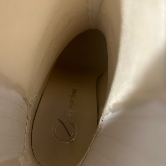 Journee Collection ivory color ankle boots 3 “ block heels, zip up back size 10 - Picture 6 of 7